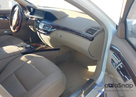 2012 Mercedes-Benz S 550 z USA, uszkodzony, nr VIN WDDNG7DB3CA477676